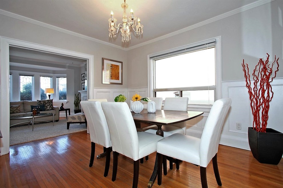 Dining room - transitional dining room idea in Toronto