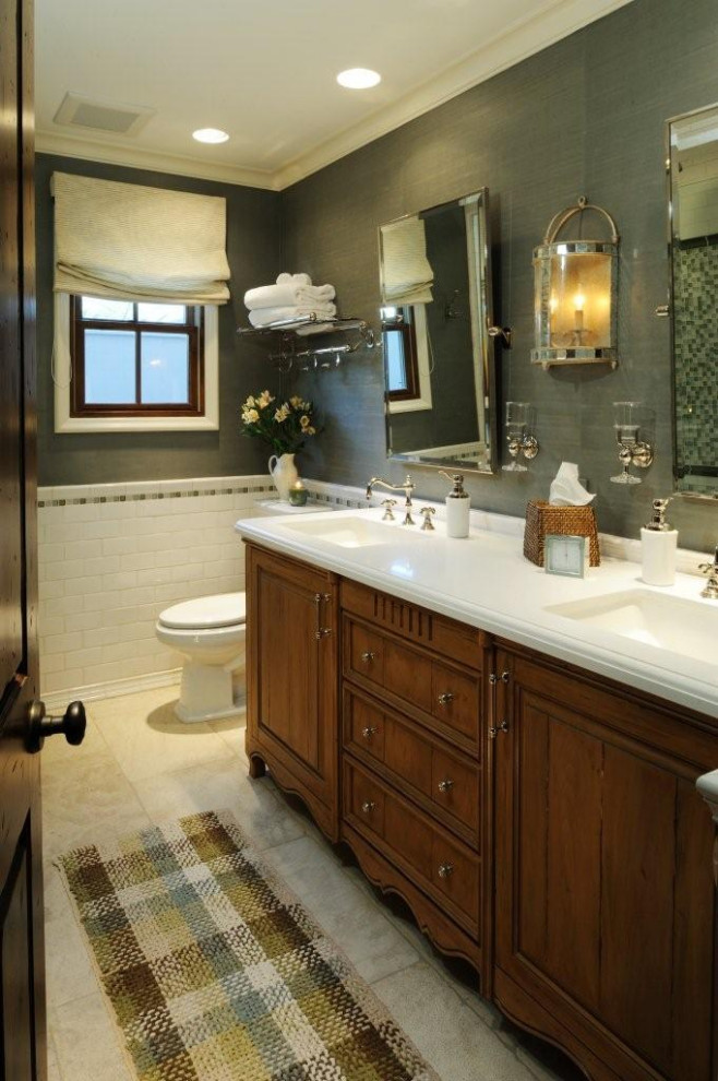 Пример оригинального дизайна: ванная комната среднего размера с фасадами островного типа, фасадами цвета дерева среднего тона, душем в нише, раздельным унитазом, белой плиткой, плиткой кабанчик, зелеными стенами, полом из известняка, душевой кабиной, врезной раковиной, столешницей из искусственного кварца, бежевым полом, душем с распашными дверями, белой столешницей, сиденьем для душа, тумбой под две раковины, напольной тумбой и обоями на стенах
