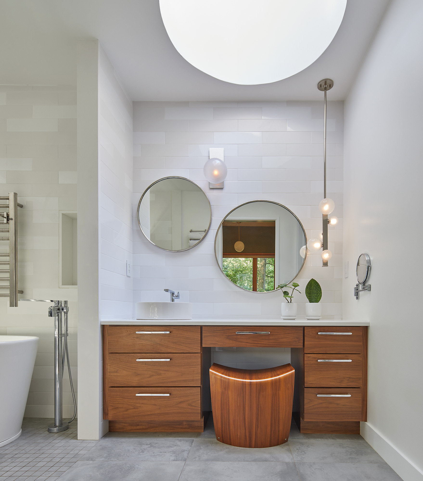 25 Bathrooms With Built-In Makeup Vanities