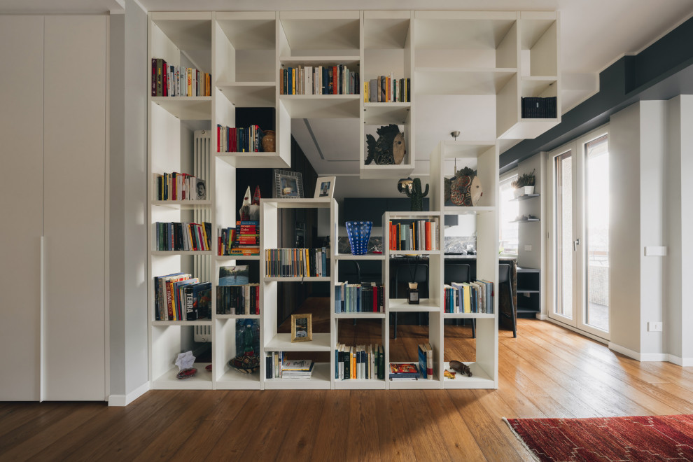 Große, Offene Moderne Bibliothek mit grauer Wandfarbe, hellem Holzboden, Multimediawand, braunem Boden und eingelassener Decke in Mailand