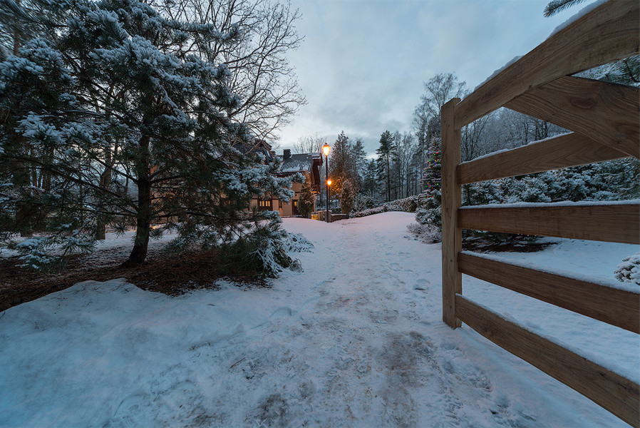 Участок в поселке со старыми кленами и дубами