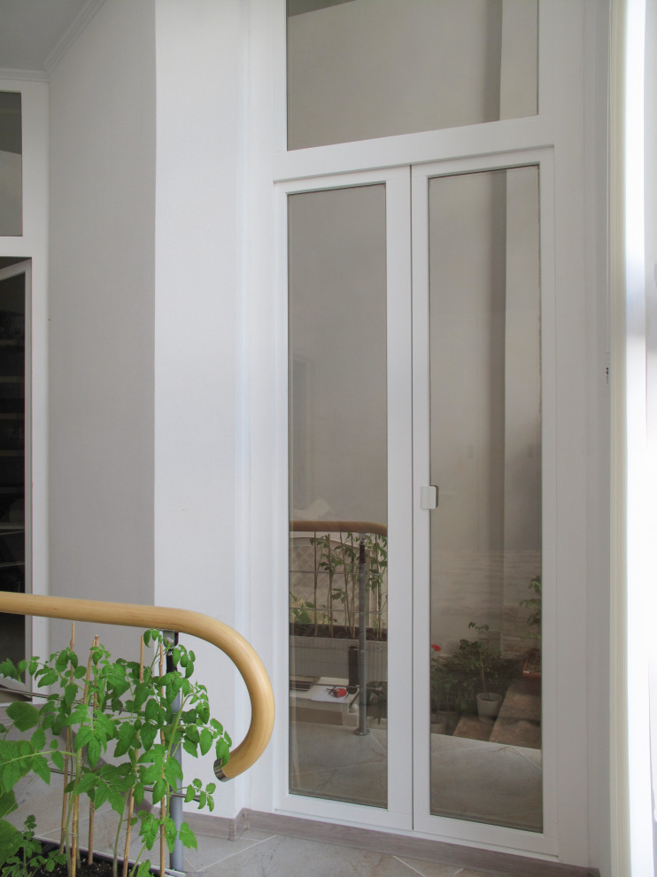 Межкомнатные двери и окно из сосны с шипом и пластиковое окно на лестнице в квар