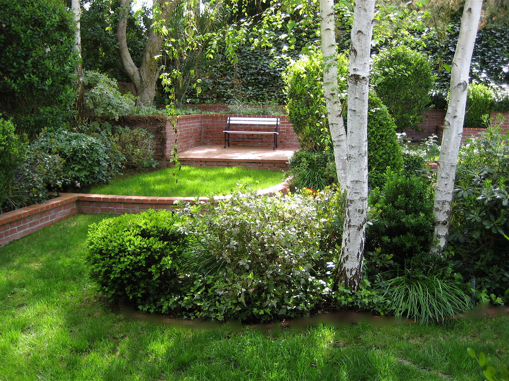 Inspiration for a traditional backyard garden in Los Angeles.