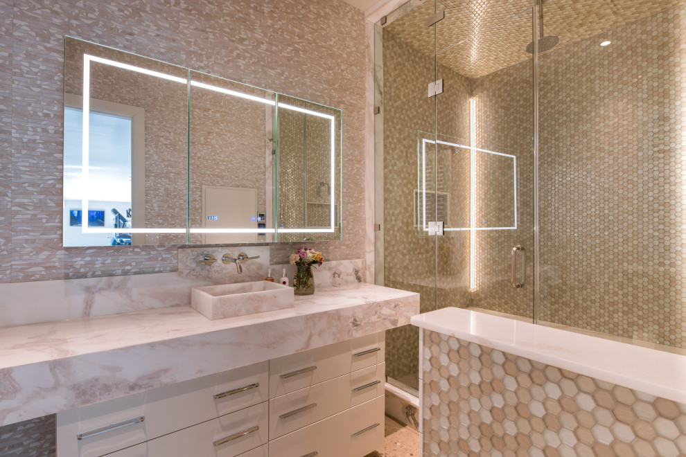 Idéer för stora funkis vitt badrum, med släta luckor, vita skåp, en toalettstol med hel cisternkåpa, glaskakel, beige väggar, betonggolv, ett integrerad handfat, marmorbänkskiva och dusch med gångjärnsdörr