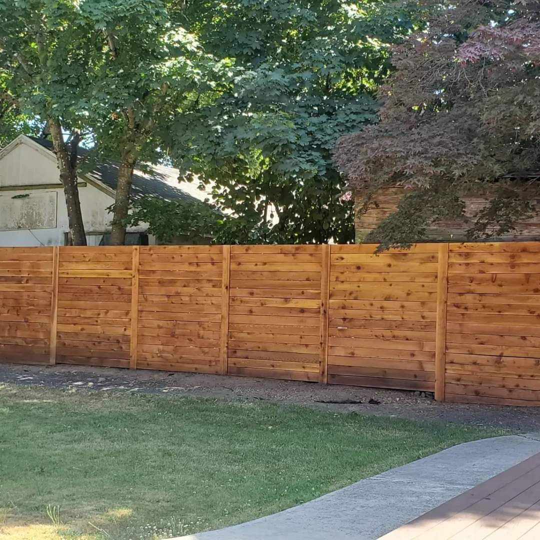Horizontal cedar fence with no cap