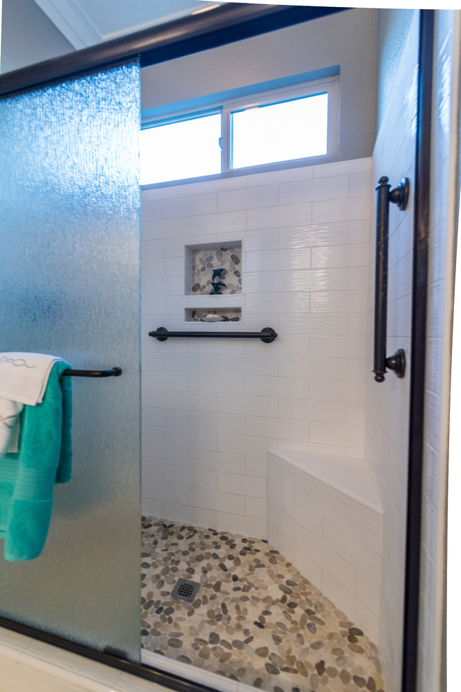 На фото: главная ванная комната среднего размера в морском стиле с фасадами островного типа, белыми фасадами, душем в нише, раздельным унитазом, белой плиткой, керамической плиткой, серыми стенами, полом из керамической плитки, накладной раковиной и мраморной столешницей
