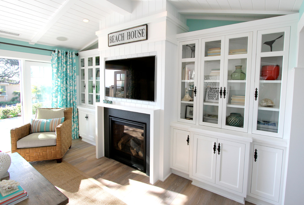 Photo of a beach style living room in Orange County.
