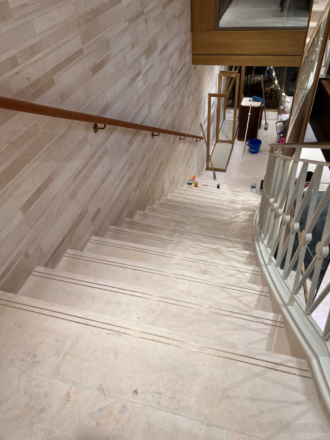 R&eacute;novation d'une boutique contemporaneo-scale