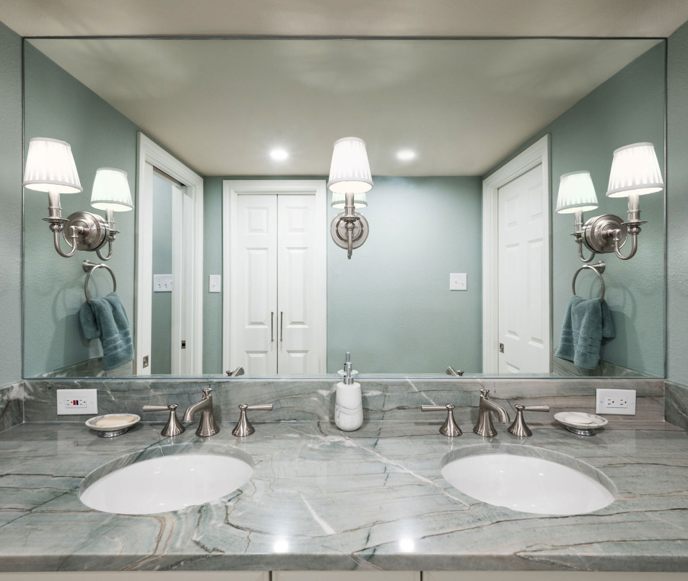 Cette photo montre une douche en alcôve principale tendance de taille moyenne avec des portes de placard blanches, WC séparés, un carrelage gris, des carreaux de porcelaine, un mur bleu, un sol en carrelage de porcelaine, un lavabo encastré, un plan de toilette en quartz, un sol gris, une cabine de douche à porte battante, un plan de toilette multicolore, meuble double vasque, meuble-lavabo encastré et un banc de douche.