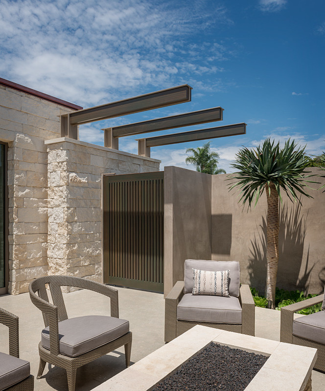 Photo of a contemporary courtyard patio in Orange County.