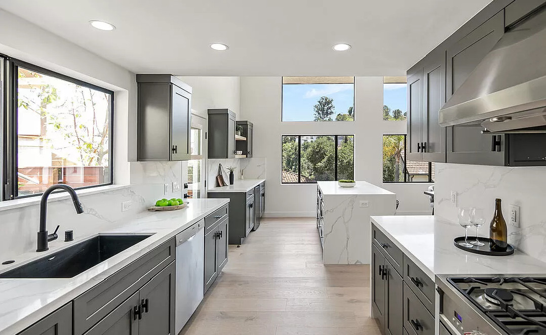 Kitchen with Freestanding Kitchen Island