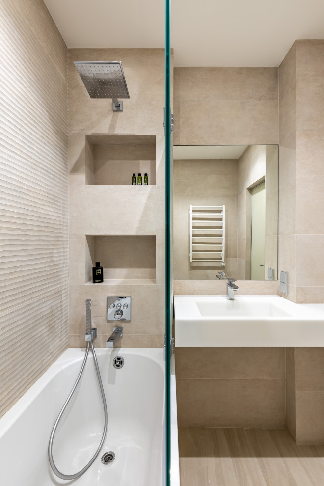 Imagen de cuarto de baño principal y único contemporáneo pequeño con bañera encastrada sin remate, combinación de ducha y bañera, baldosas y/o azulejos beige, baldosas y/o azulejos de cerámica, paredes beige, suelo de baldosas de cerámica, encimera de acrílico, suelo beige, ducha con puerta con bisagras, encimeras blancas y hornacina