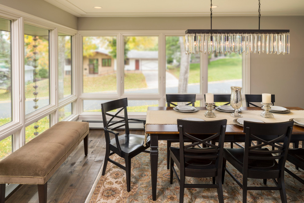 Foto di una sala da pranzo aperta verso la cucina design con pareti beige e pavimento in legno massello medio
