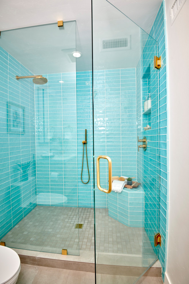 На фото: маленькая ванная комната в морском стиле с плоскими фасадами, светлыми деревянными фасадами, душем в нише, раздельным унитазом, синей плиткой, стеклянной плиткой, белыми стенами, полом из керамогранита, душевой кабиной, врезной раковиной, столешницей из искусственного кварца, бежевым полом, душем с распашными дверями, белой столешницей, сиденьем для душа, тумбой под одну раковину и подвесной тумбой для на участке и в саду