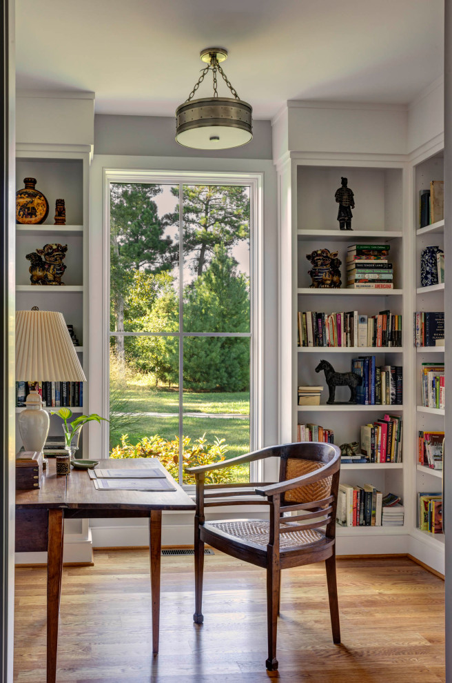 Источник вдохновения для домашнего уюта: маленький домашняя библиотека в морском стиле с бежевыми стенами, светлым паркетным полом, встроенным рабочим столом и коричневым полом для на участке и в саду