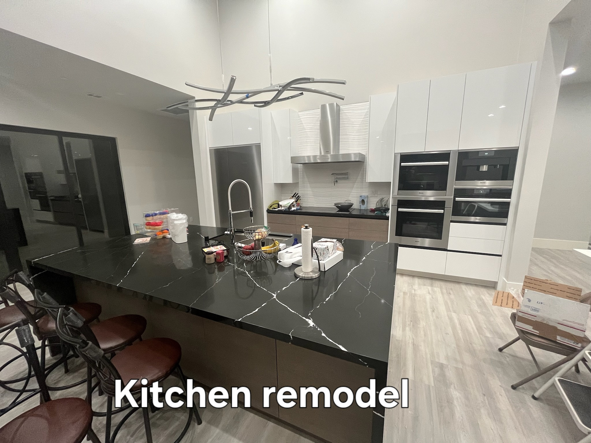 Example of a minimalist kitchen design in Sacramento
