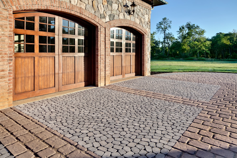 Design ideas for a mid-sized rustic front yard driveway.