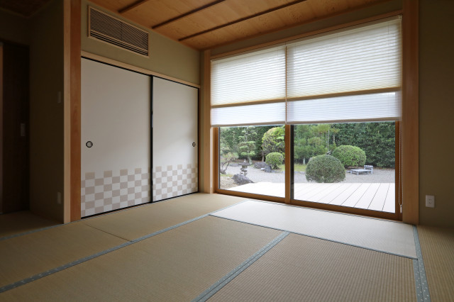 時間の流れとルーツを豊かに感じる郊外に佇む平屋の家 asiatisch-schlafzimmer