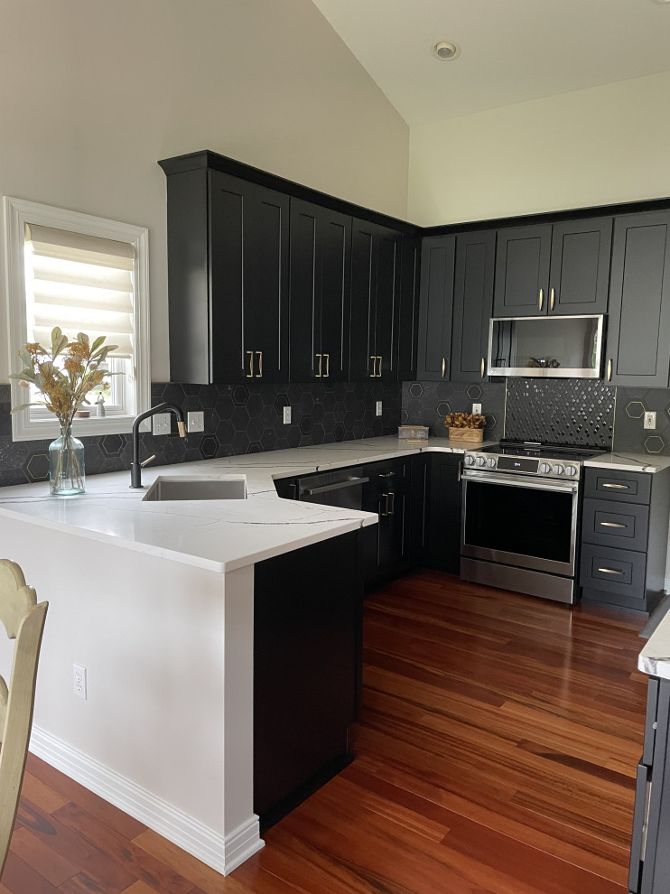 Inspiration för ett mellanstort funkis flerfärgad flerfärgat kök, med skåp i shakerstil, svarta skåp, bänkskiva i kvarts, stänkskydd i mosaik, rostfria vitvaror, mellanmörkt trägolv och brunt golv