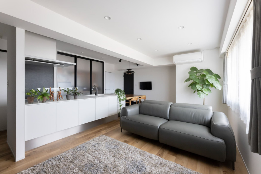 Design ideas for a modern living room in Nagoya.