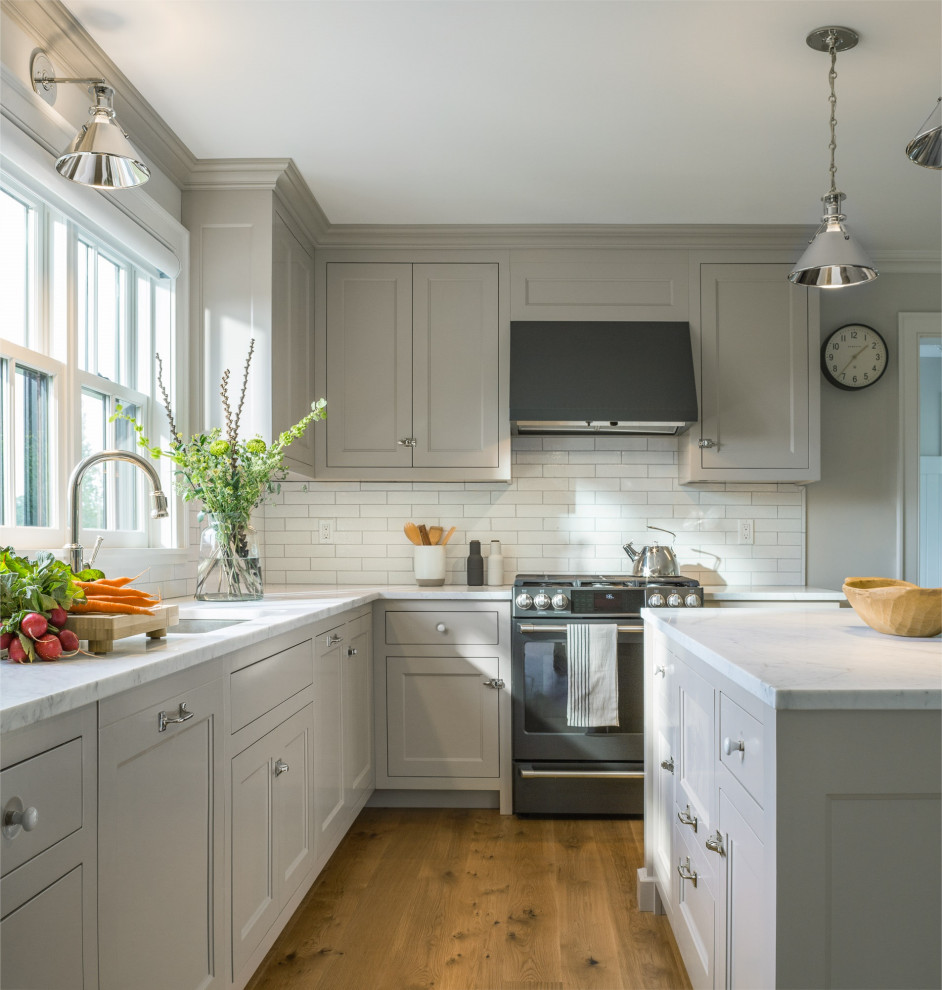 Kitchen - country kitchen idea in Burlington