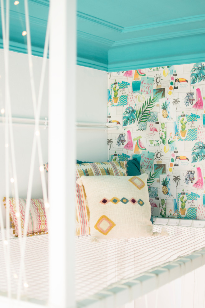 Inredning av ett eklektiskt litet könsneutralt tonårsrum kombinerat med sovrum, med flerfärgade väggar, klinkergolv i keramik och flerfärgat golv