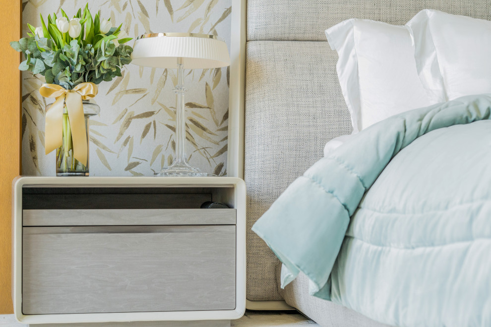 Diseño de dormitorio principal minimalista de tamaño medio con paredes beige, suelo de madera clara, suelo naranja y papel pintado