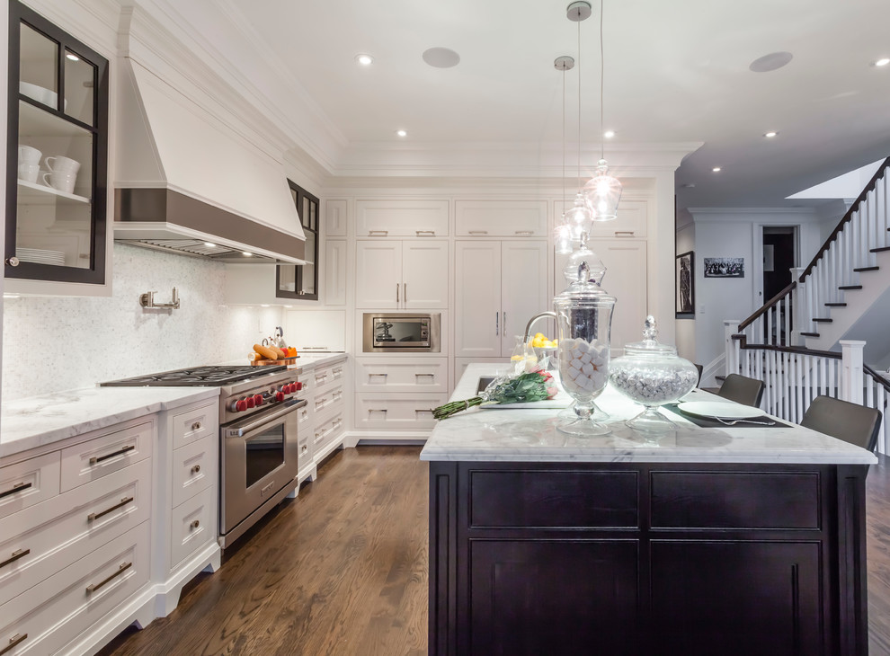 Kitchen - transitional kitchen idea in Toronto