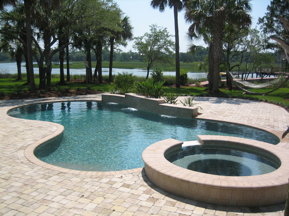 Mid-sized pool photo in Miami