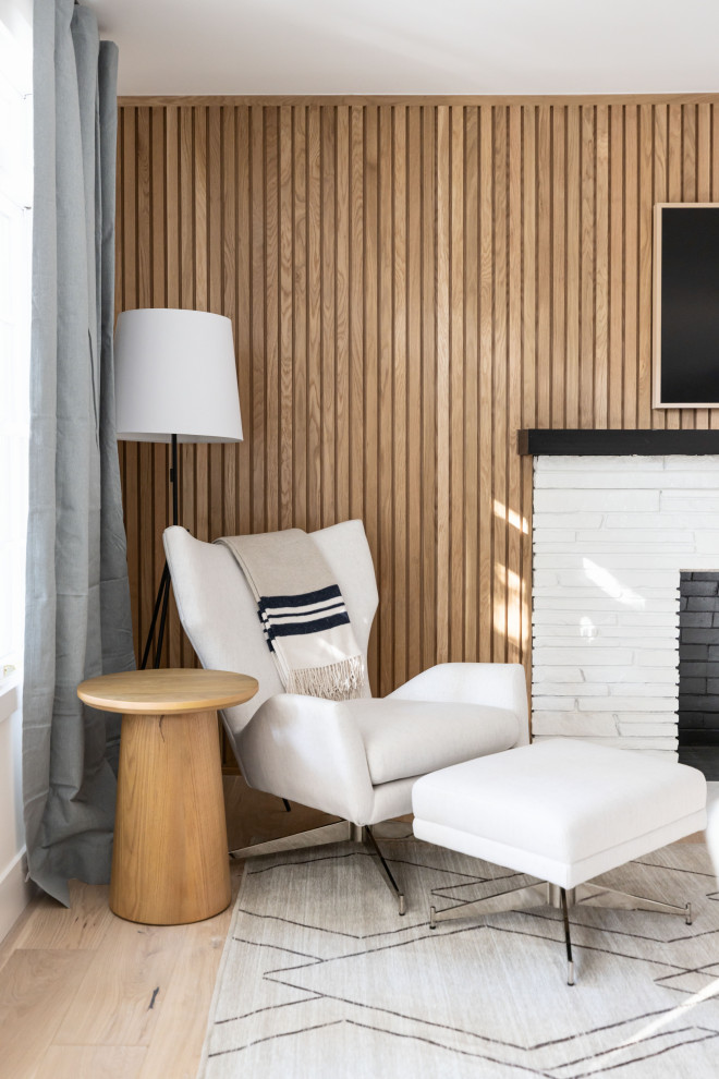 Пример оригинального дизайна: открытая гостиная комната среднего размера в морском стиле с бежевыми стенами, стандартным камином, фасадом камина из кирпича, телевизором на стене и деревянными стенами