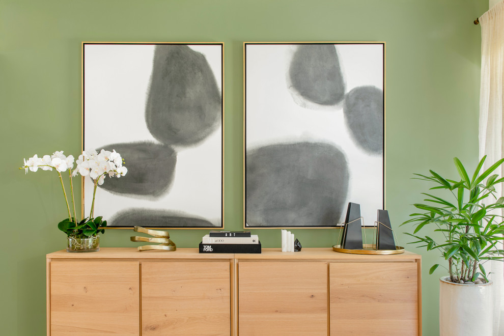 Mittelgroße Moderne Wohnküche ohne Kamin mit grüner Wandfarbe, hellem Holzboden und braunem Boden in Sonstige
