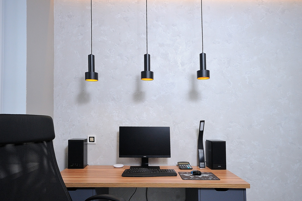 Ejemplo de despacho contemporáneo de tamaño medio con paredes grises, suelo de madera clara, escritorio independiente y suelo gris