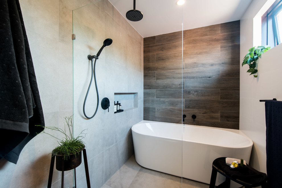 Inspiration for a mid-sized contemporary master bathroom in Melbourne with a freestanding tub, an open shower, a one-piece toilet, gray tile, porcelain tile, white walls, porcelain floors, an undermount sink, engineered quartz benchtops, grey floor, an open shower and grey benchtops.