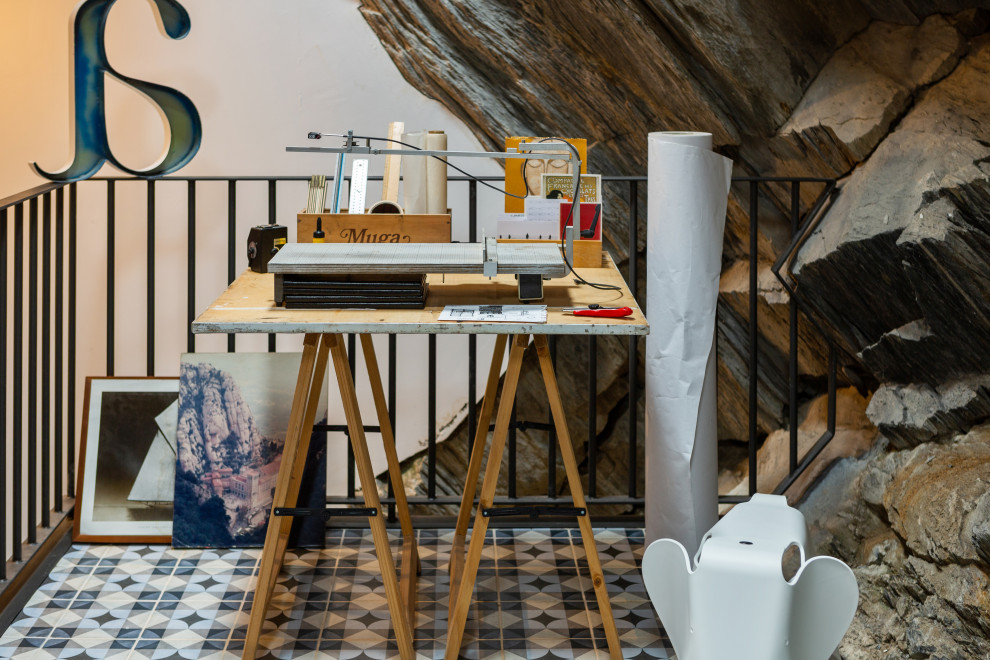 Modelo de estudio moderno de tamaño medio con paredes blancas, suelo de baldosas de porcelana, escritorio independiente, suelo azul y vigas vistas