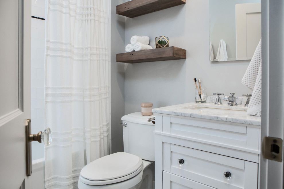 Пример оригинального дизайна: детская ванная комната среднего размера в стиле шебби-шик с фасадами в стиле шейкер, белыми фасадами, ванной в нише, душем над ванной, раздельным унитазом, черно-белой плиткой, керамогранитной плиткой, серыми стенами, полом из мозаичной плитки, врезной раковиной, мраморной столешницей, разноцветным полом, шторкой для ванной, белой столешницей, нишей, тумбой под одну раковину и напольной тумбой