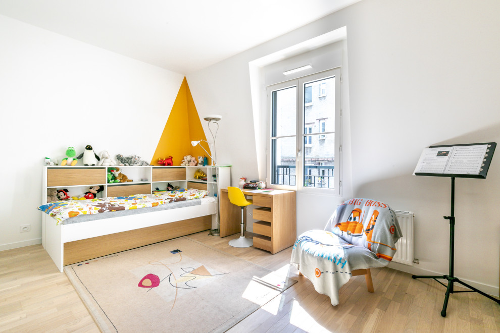 Ejemplo de dormitorio infantil actual de tamaño medio con paredes blancas y suelo de madera clara