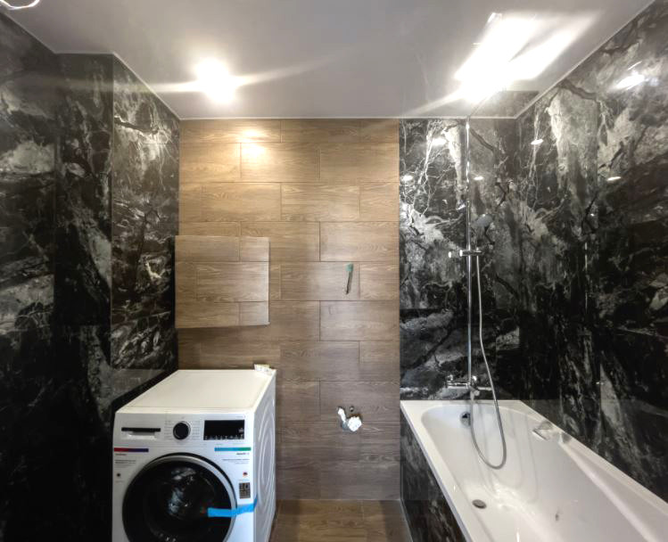 Стильный дизайн: ванная комната среднего размера с черной плиткой, керамогранитной плиткой, черными стенами, полом из керамогранита и коричневым полом - последний тренд