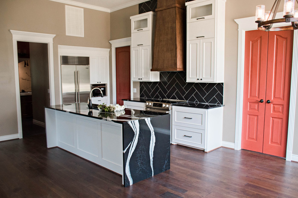 Inspiration för mellanstora moderna linjära svart kök och matrum, med en enkel diskho, luckor med infälld panel, vita skåp, bänkskiva i kvarts, svart stänkskydd, stänkskydd i keramik, rostfria vitvaror, mellanmörkt trägolv, en köksö och brunt golv