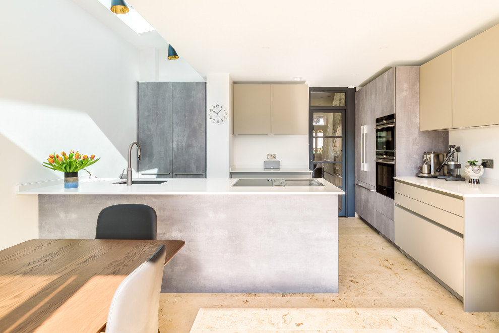 Kleine Moderne Küche mit Kücheninsel in Sussex