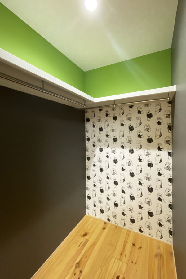 На фото: детская с зелеными стенами, паркетным полом среднего тона, бежевым полом, потолком с обоями и обоями на стенах с