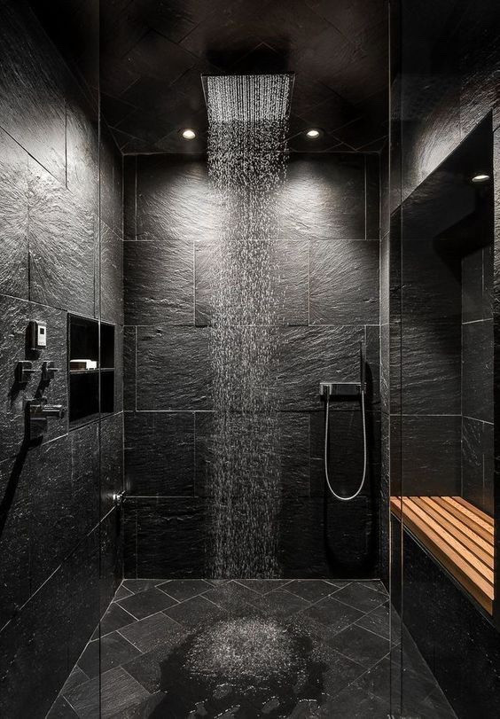 Idée de décoration pour une salle de bain asiatique avec un carrelage noir, carrelage mural, un sol en marbre, une cabine de douche à porte coulissante et un banc de douche.