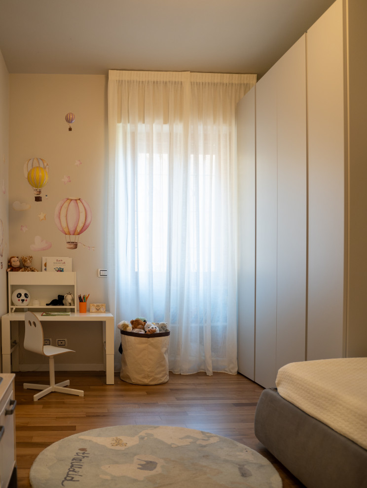 Mittelgroßes Modernes Mädchenzimmer mit Schlafplatz und beiger Wandfarbe in Mailand