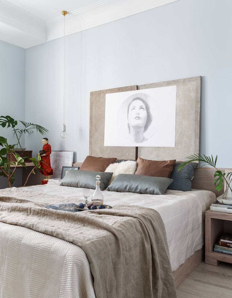 Идея дизайна: хозяйская спальня в стиле неоклассика (современная классика) с светлым паркетным полом и синими стенами