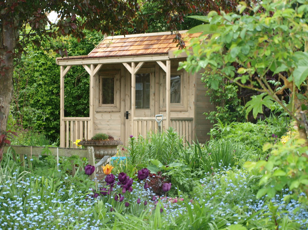 Design ideas for a mid-sized traditional garden shed in West Midlands.