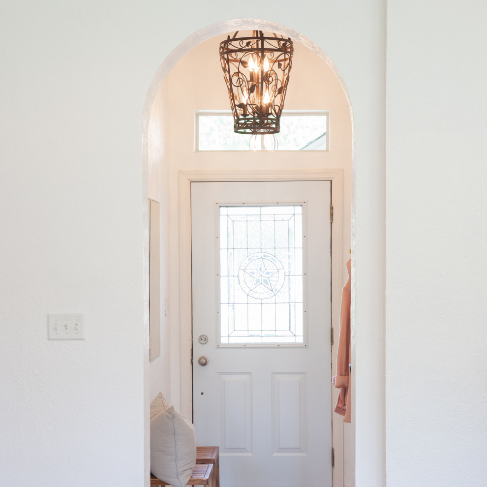 ヒューストンにある低価格の小さなトランジショナルスタイルのおしゃれな玄関ドア (白い壁、セラミックタイルの床、白いドア、ベージュの床) の写真