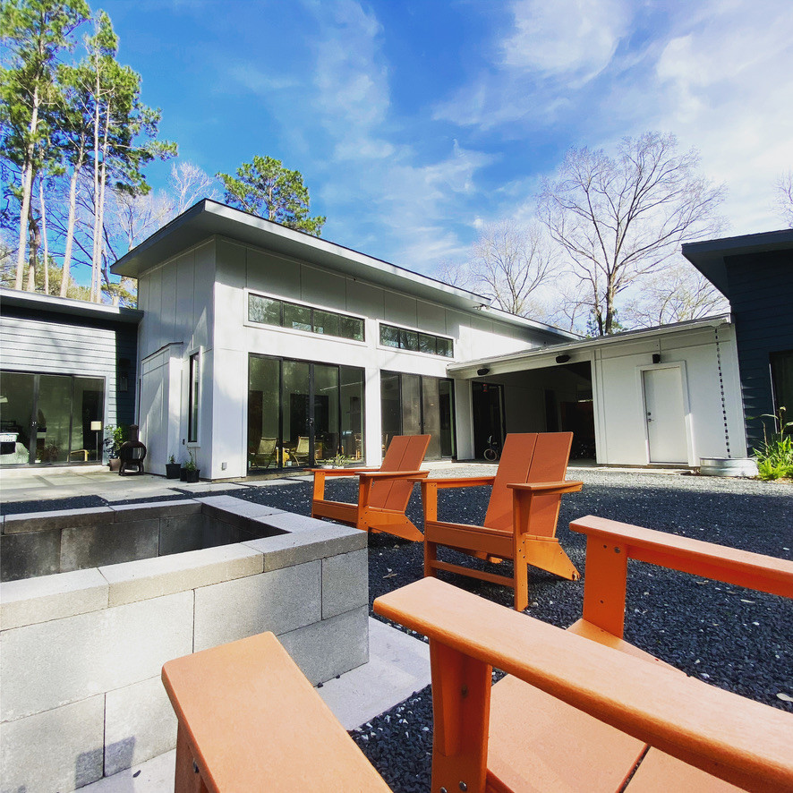 Diseño de patio moderno grande sin cubierta en patio trasero con brasero y gravilla