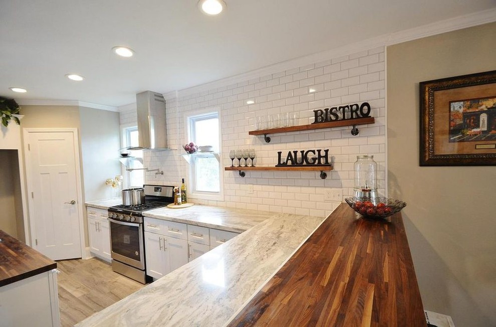 Kitchen - traditional kitchen idea in Milwaukee