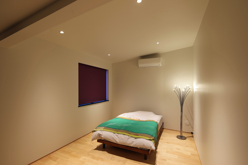 Mittelgroßes Modernes Hauptschlafzimmer ohne Kamin mit weißer Wandfarbe, hellem Holzboden, Tapetendecke und Tapetenwänden in Tokio