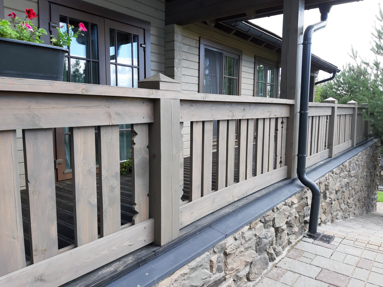 Дом из бруса в стиле шале.