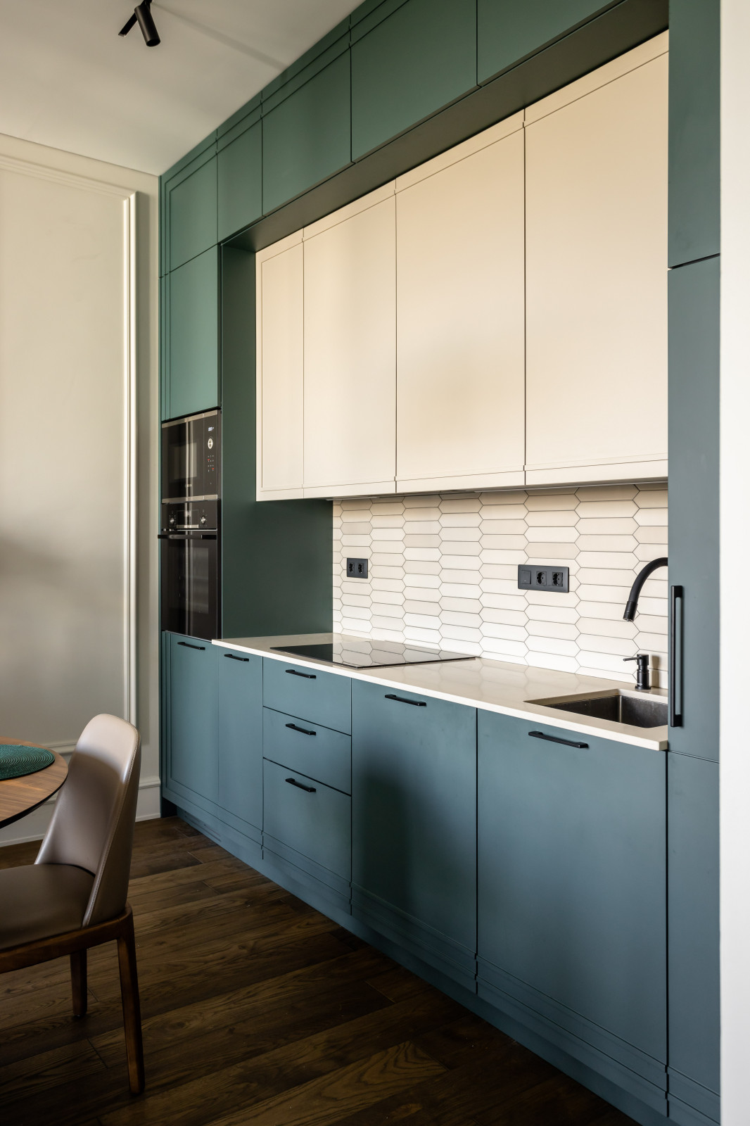 Минимализм и элегантность: кухня в одну стену